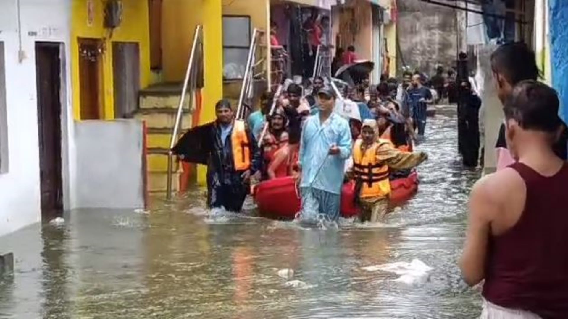 रेस्क्यू कर निकाला बाहर