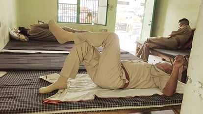 Policemen found sleeping in night shelter on duty in Firozabad