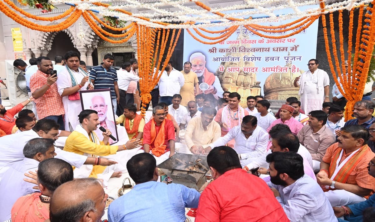 PM Modi birthday100008 bel patra and 73 kg laddu and lotus were offered to baba Vishwanath dham