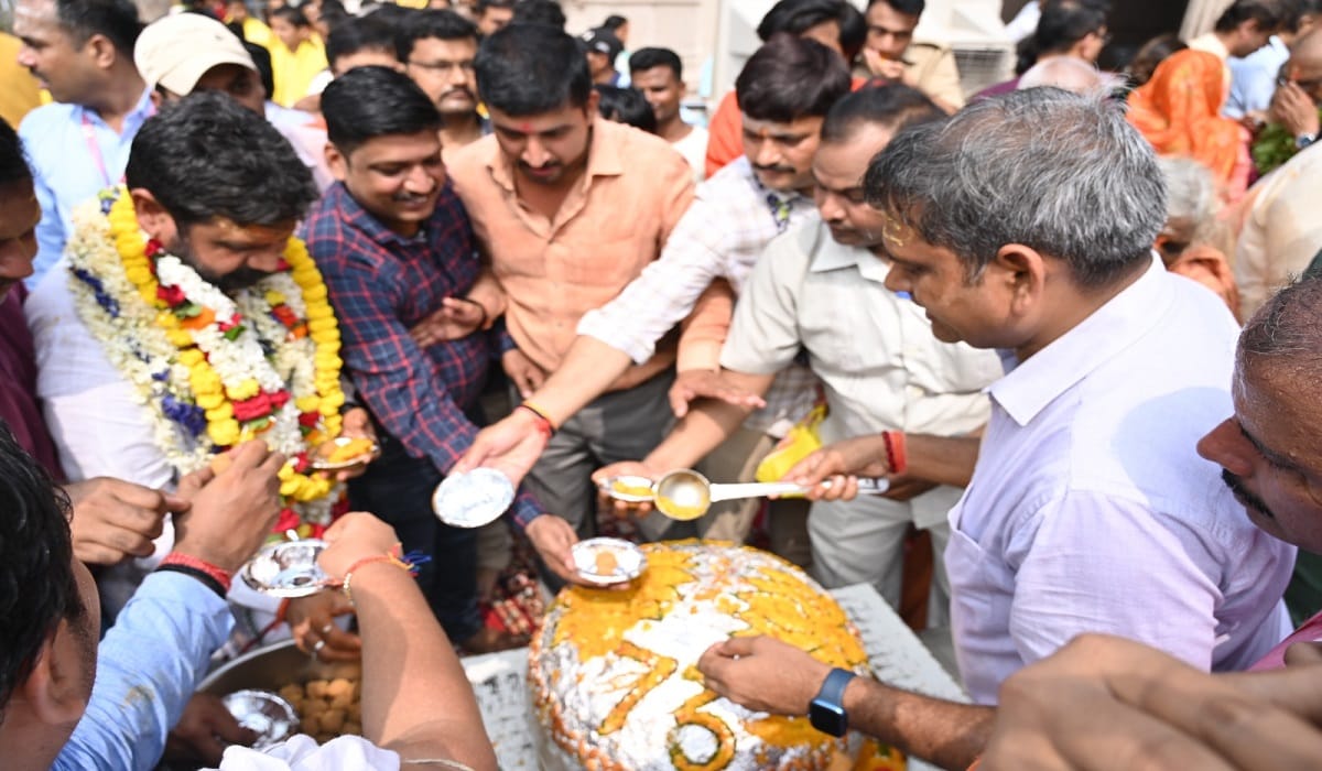 PM Modi birthday100008 bel patra and 73 kg laddu and lotus were offered to baba Vishwanath dham
