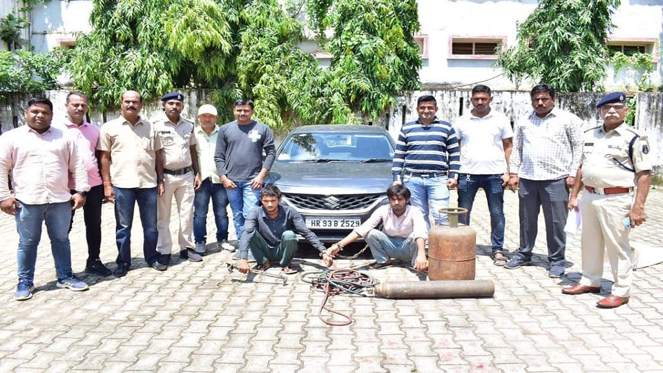 पुलिस की गिरफ्त में आरोपी