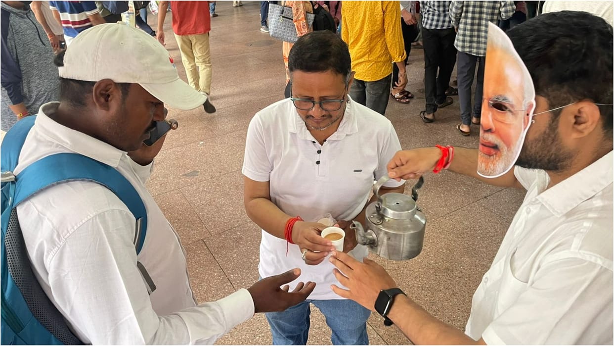 Some people served free tea and some gave up to discount on clothes this is how PM Modi birthday celebrated