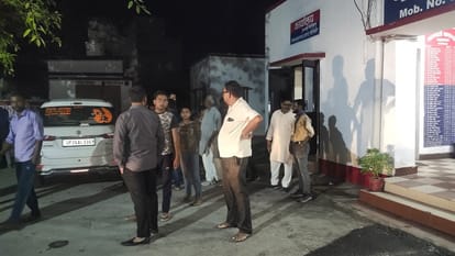 थाने में खड़े संघ कार्यकर्ता