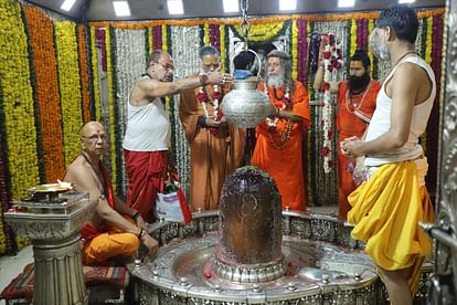 Ujjain Mahakal: महाकालेश्वर मंदिर में लगा संतों का मेला, महामंडलेश्वर विश्वात्मानंद ने किए महाकाल दर्शन A fair of saints was organized in Mahakaleshwar temple, Mahamandaleshwar Vishwatmanand visited Mahakal.