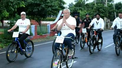 हाथ जोड़कर लोगों का अभिवादन करते सीएम मनोहर लाल।