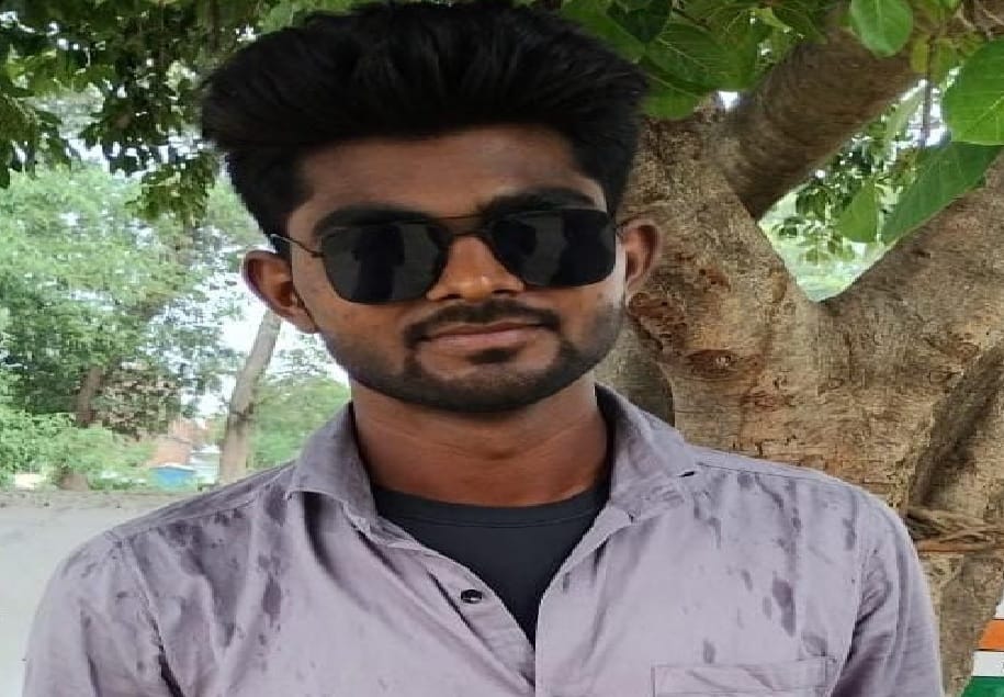student and two cows died after being hit by lightning in Deoria