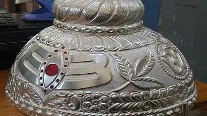Ujjain Baba Mahakal: हैदराबाद के भक्त ने बाबा महाकाल को चढ़ाया तीन किलो का चांदी का मुकुट Ujjain Baba Mahakal Hyderabad devotee offered three kg silver crown to Baba Mahakal