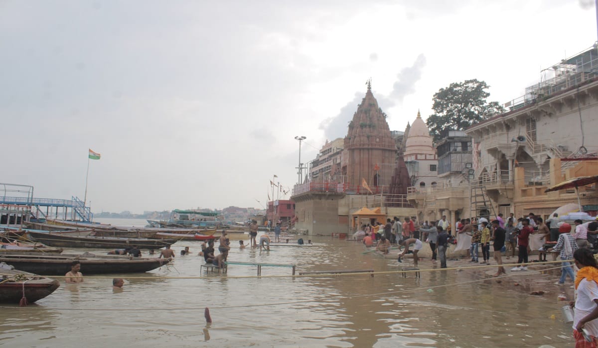 Ganga Water Level increasing in varanasi Contact with 84 ghats lost for third time concern of pilgrim priests