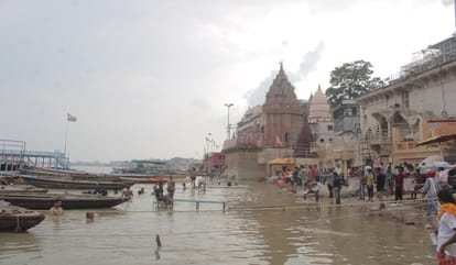 बनारस में गंगा फिर उफान पर: 84 घाटों का संपर्क तीसरी बार टूटा, तीर्थ पुरोहित और नाविकों की चिंता बढ़ी Ganga Water Level increasing in varanasi Contact with 84 ghats lost for third time concern of pilgrim priests
