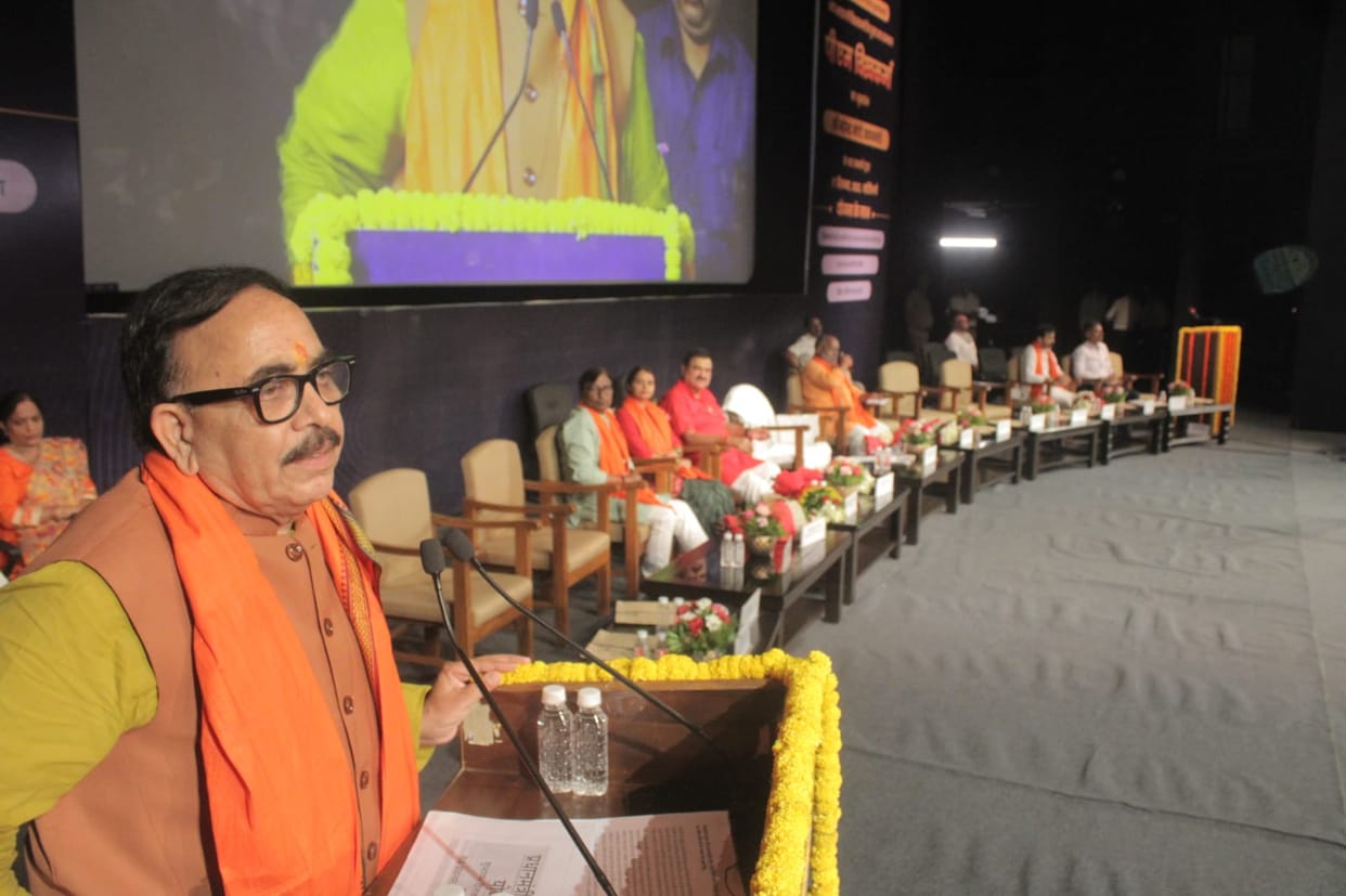 PM Vishwakarma Yojana launched at Rudraksh Centre in varanasi Union Minister mahendra nath pandey distributed