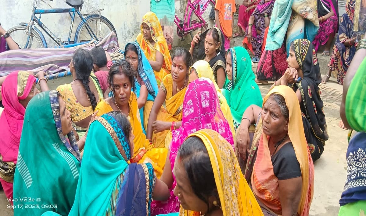 class 12th student commits suicide by writing suicide note in jaunpur chaos among family members