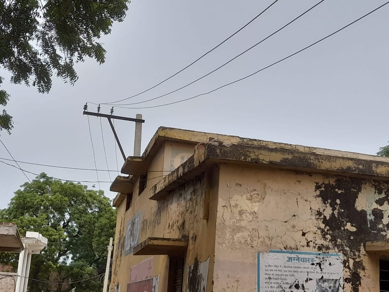 young man died due to electric shock while playing cricket in varanasi when ball went on roof
