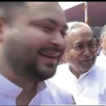 तेजस्वी यादव को आगे खींचते हुए मुख्यमंत्री नीतीश कुमार