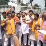इनकम टैक्स पर प्रदर्शन करते भाजपा कार्यकर्ता।