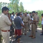 जांच करती पुलिस।