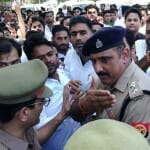 पुलिस से उलझते अतुल प्रधान व समर्थक