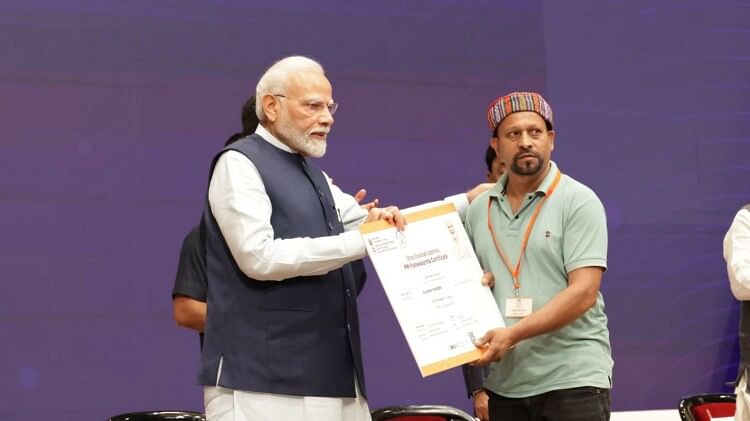 गुलशन को सम्मानित करते  प्रधानमंत्री नरेंद्र मोदी।