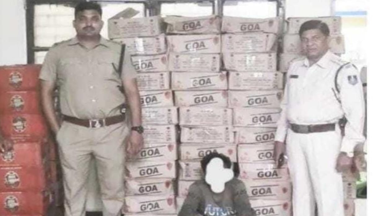 Alirajpur Sorva police seized a large quantity of liquor kept behind the house.