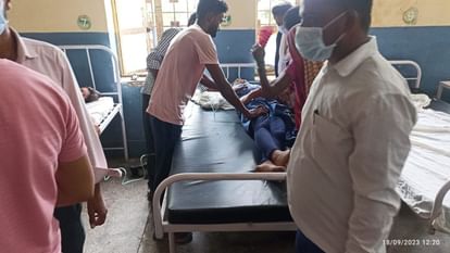 प्रयागराज : विद्यालय के 27 बच्चे अचानक हुए बीमार, सांस लेने में तकलीफ के बाद अस्पताल में भर्ती, मचा हड़कंप 27 school children suddenly fell ill, admitted to CHC Meja after having trouble breathing
