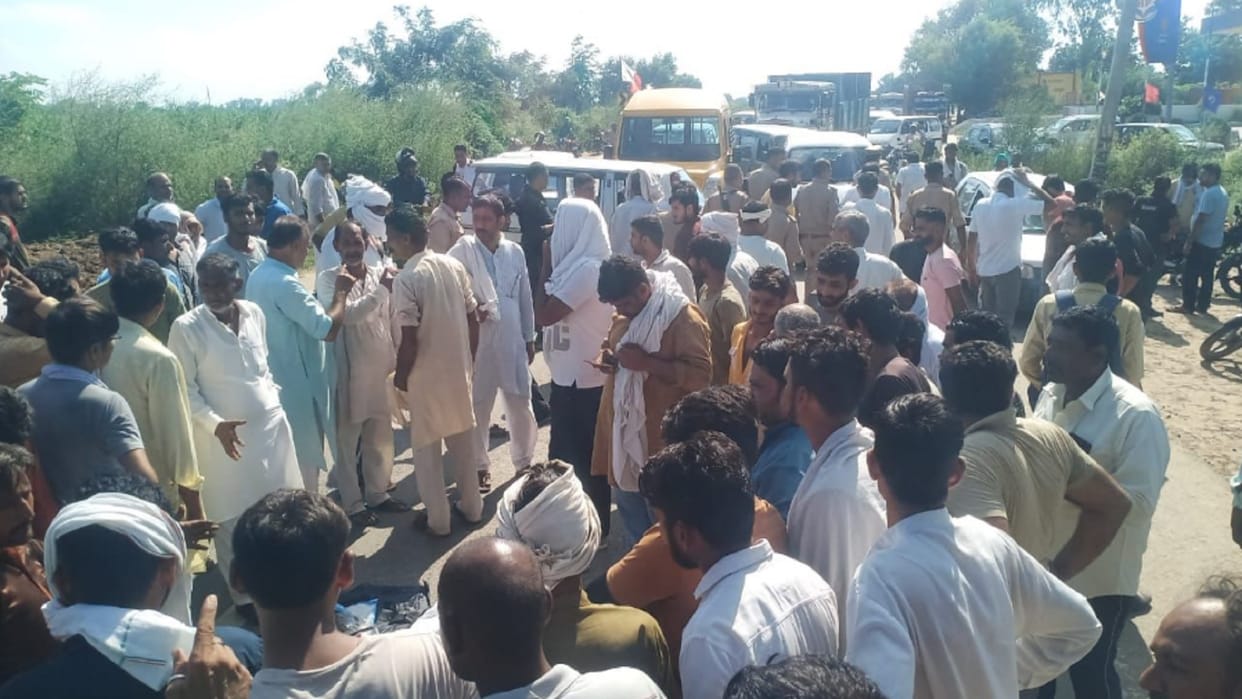 A farmer has died in accident in Baghpat, villagers have ruckus on road with dead body