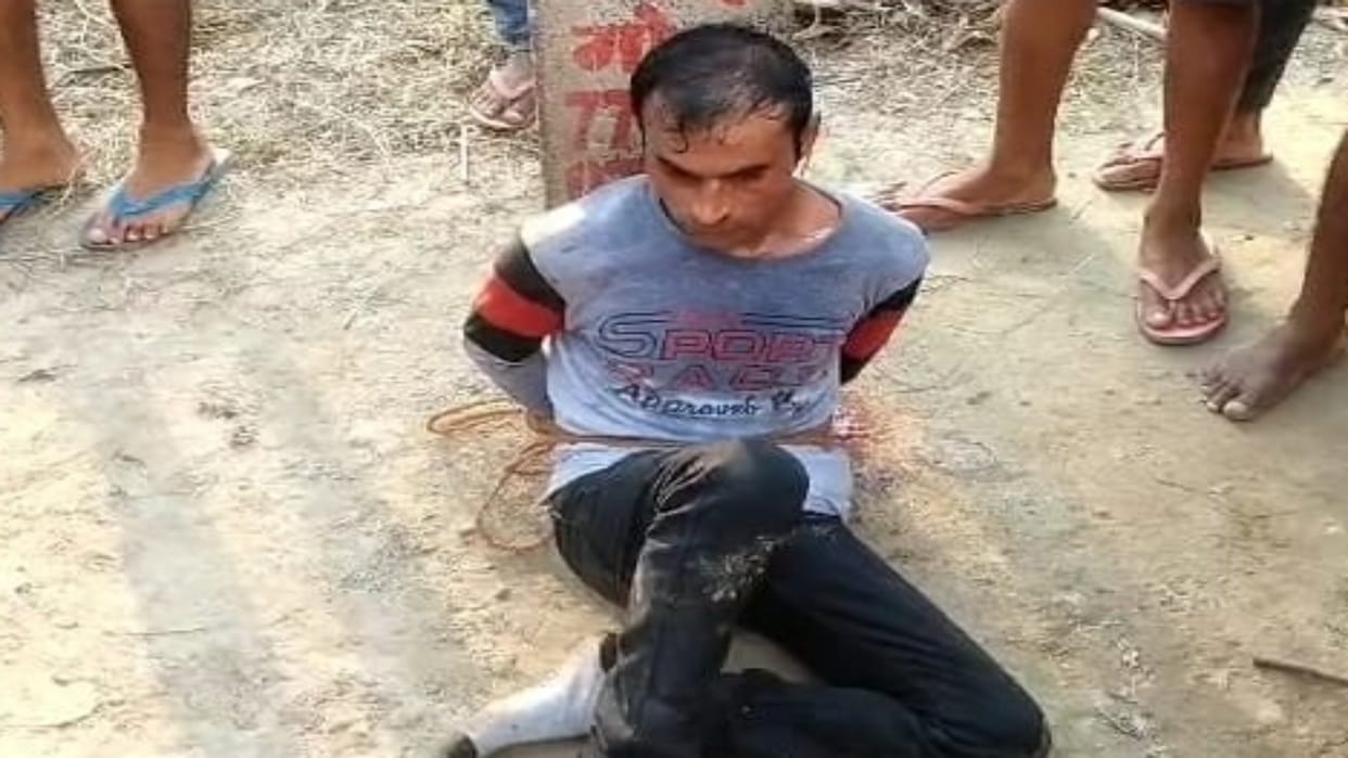 Killer saved from mob lynching in bihar after killing wife attacked on daughter people tried to burn alive