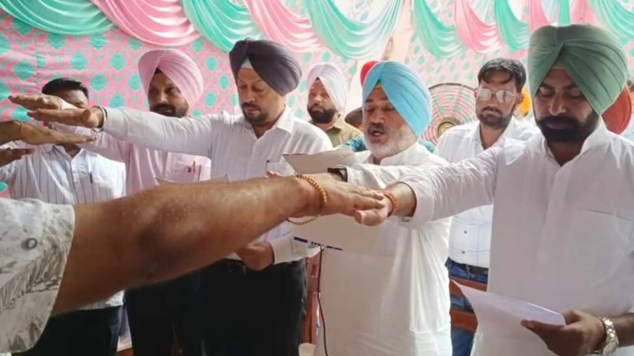Punjab Minister Chetan Singh Jauramajra administered oath to farmers not to burn stubble