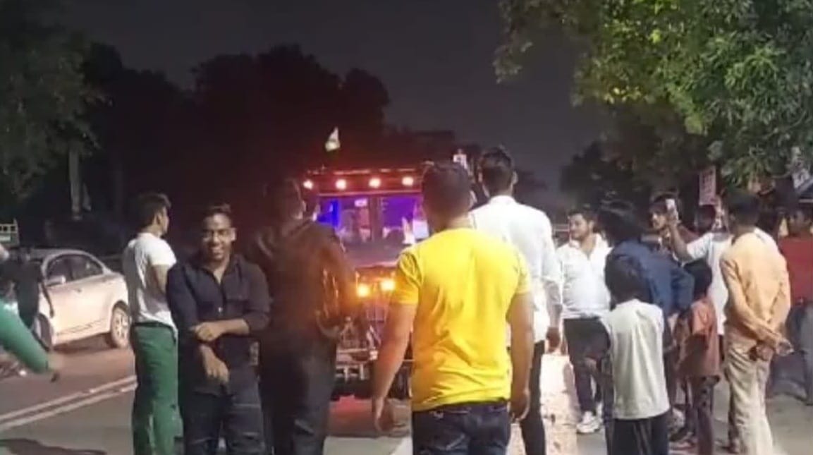 youth danced on road by playing loud music in dancing car in Ghaziabad