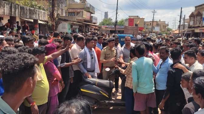 Dumper hits two scooty riders in Durg and blocks the road