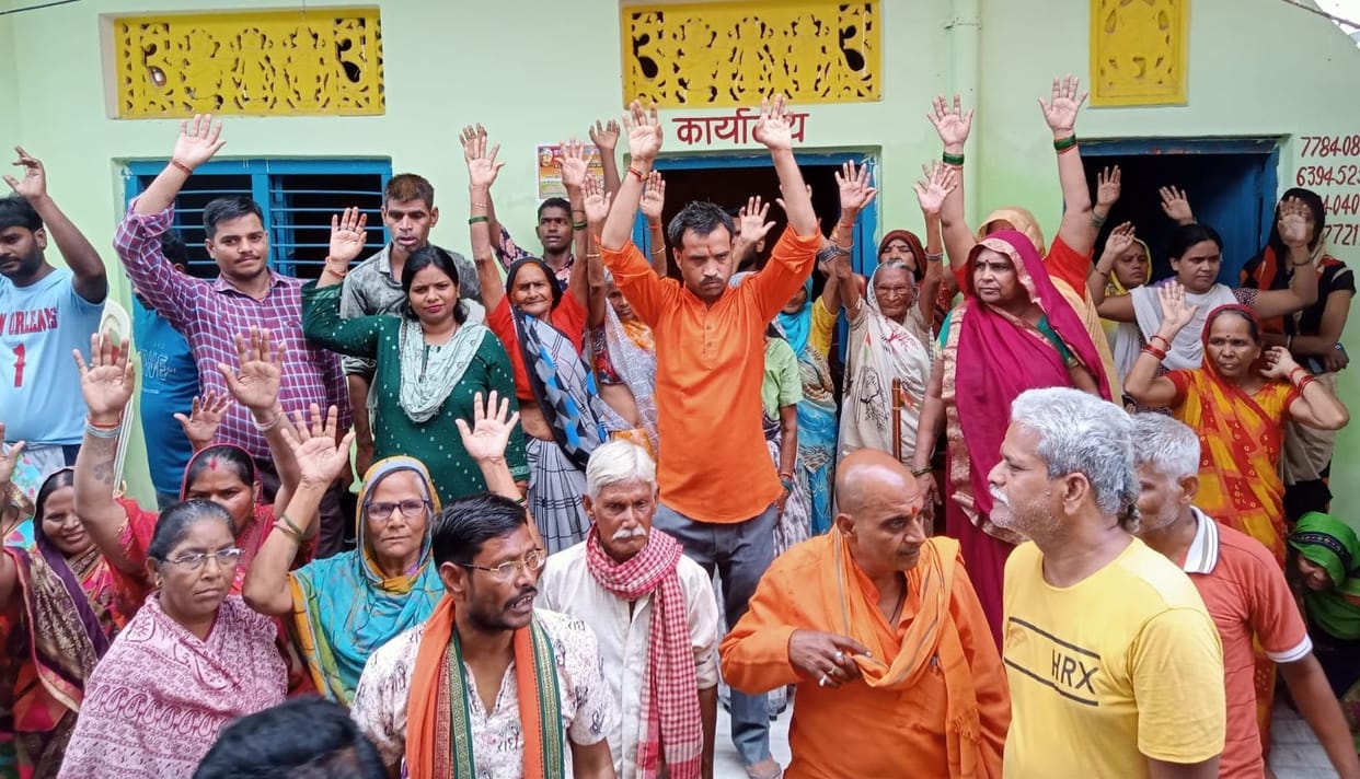 Women locked the councilor in his office, created ruckus in protest against dirt and broken roads.