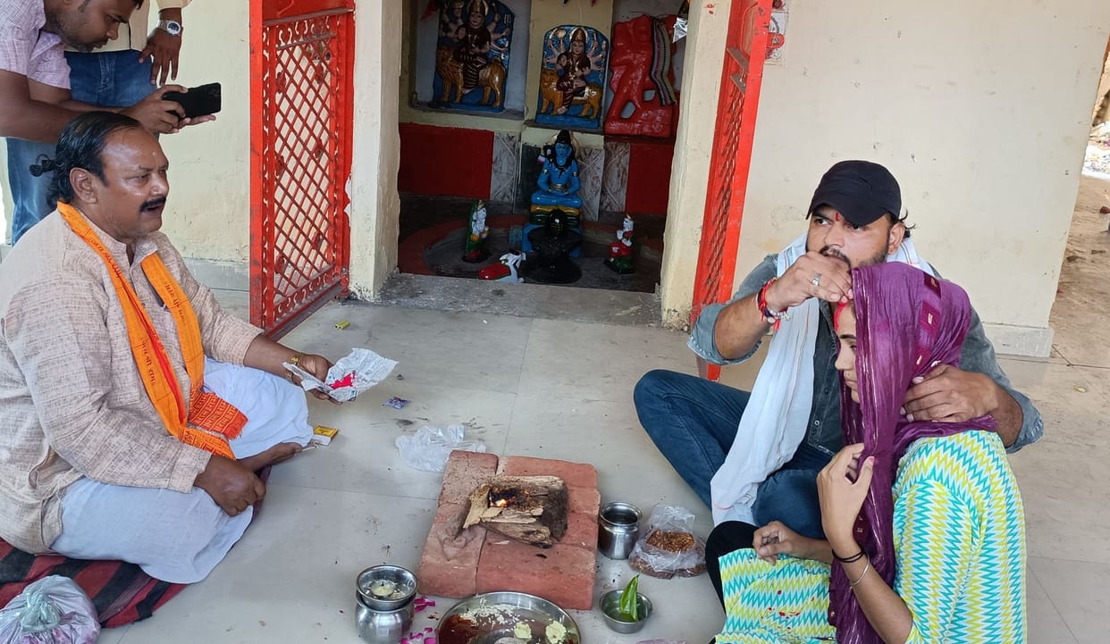 The loving couple took rounds in the temple built in the police station premises, the girls father created a r