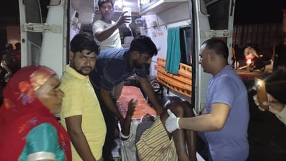 Kasganj News: सवारियों से भरी टेंपो में ट्रैक्टर ने मारी टक्कर, दो की मौत और कई घायल; मची चीख पुकार Two died while many injured collided with tractor and tempo in Kasganj