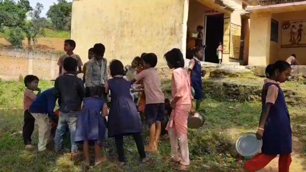 Singrauli: Shameful picture of the govt school, children carrying buckets of water from far away to wash hands