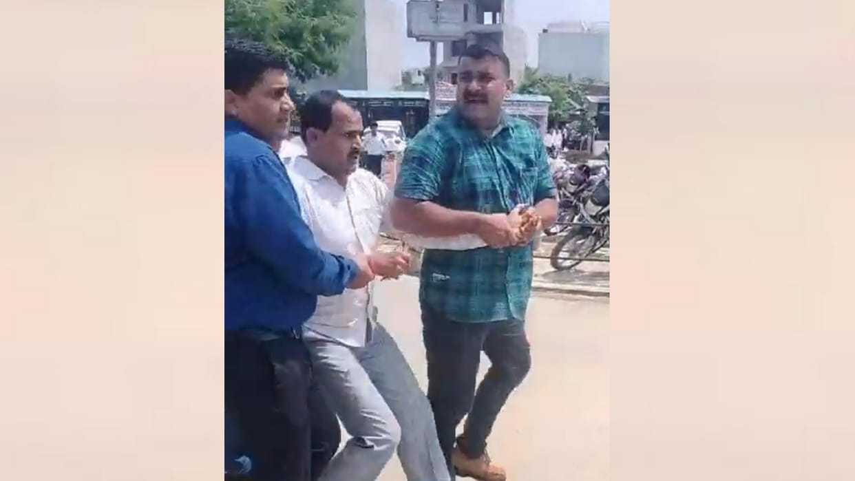 Lekhpal caught red handed while taking bribe in Lucknow.
