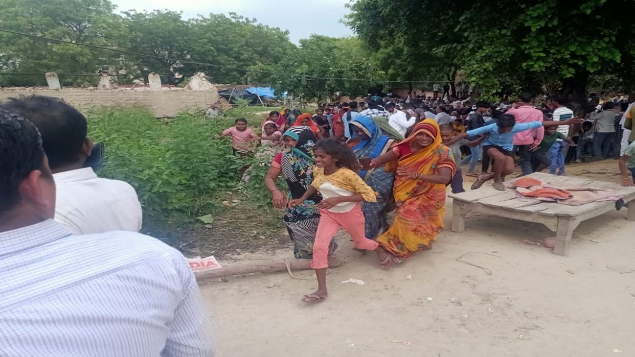 Mohidinpur saved from burning, women from the accused party attacked the victim's family in front of the polic