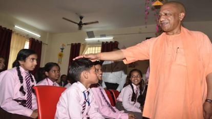 तस्वीरें: गोरखपुर में सीएम योगी ने मूक बधिर विद्यालय में बच्चों से की मुलाकात, प्रदर्शनी को देखकर की सराहना CM Yogi met children in deaf and dumb school at Gorakhpur