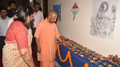 तस्वीरें: गोरखपुर में सीएम योगी ने मूक बधिर विद्यालय में बच्चों से की मुलाकात, प्रदर्शनी को देखकर की सराहना CM Yogi met children in deaf and dumb school at Gorakhpur