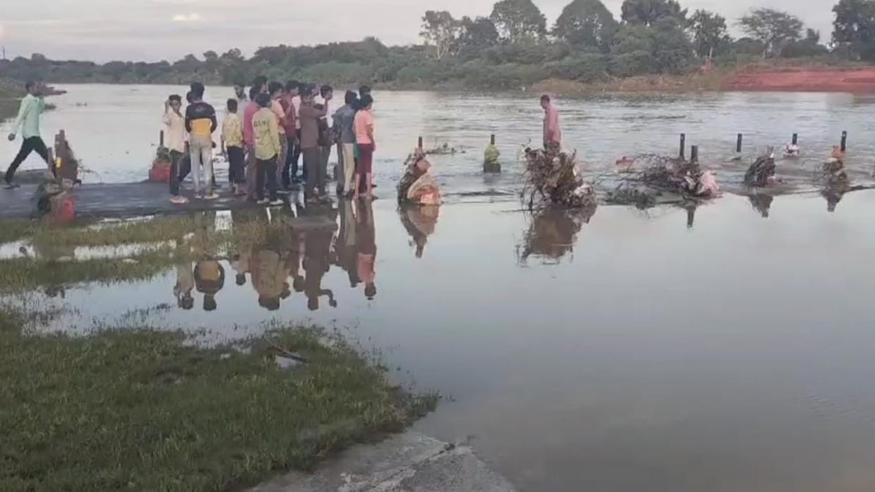 Mandsaur News man stuck in the middle while trying to cross a culvert in flowing water