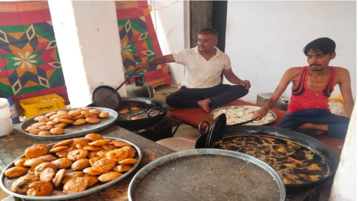 Jaisalmer Mirchi Bade and Mawa Kachori taste in Pokaran fair first choice of devotee shop decorate amidst rain