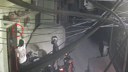 Brave mother: When the woman saw the evildoers, she hid her son in her lap, after seeing the gun, she bared her breast; watch video Police launched investigation After a CCTV video of him pointing a gun at an IT engineer in Bhajanpura surfaced