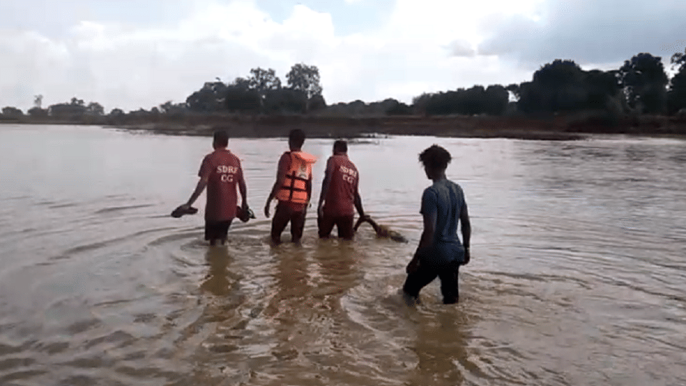 bodies of mother and son recovered after 35 hours in Jagdalpur