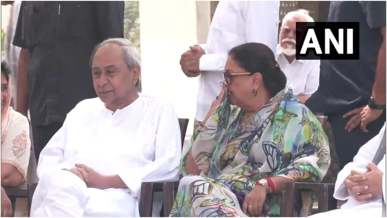 Gita Mehta last rites Naveen Patnaik and Vasundhara Raje at Lodhi crematorium ground