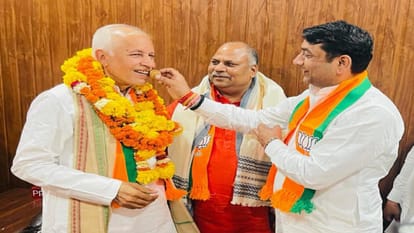 यशवीर सिंह को मिठाई खिलाकर बधाई देते ऊर्जा राज्यमंत्री सोमेंद्र तोमर।