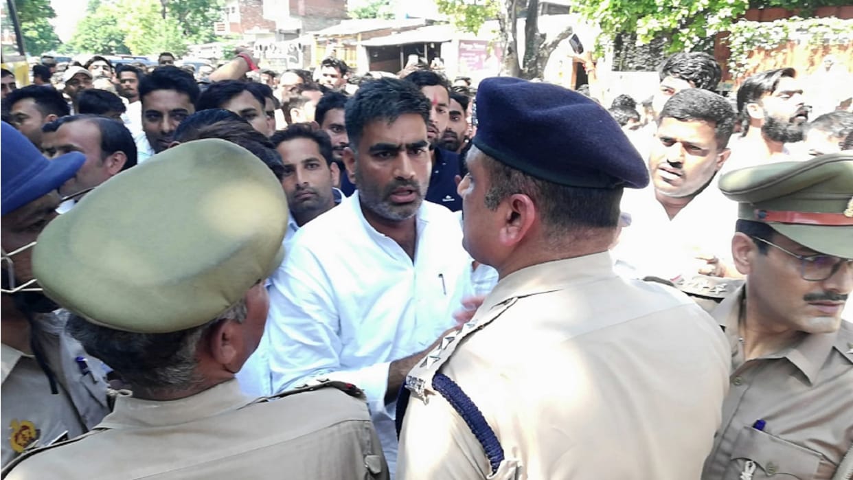Mihir Bhoj controversy: 17 leaders including SP MLA Atul detained, supporters broke glass of police buses