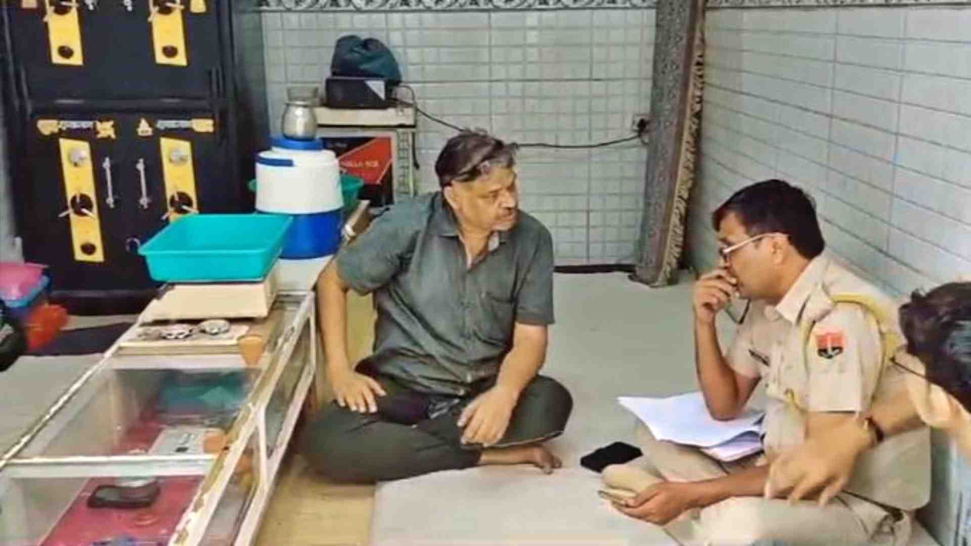 पुलिस को जानकारी देते पीड़ित दुकानदार।