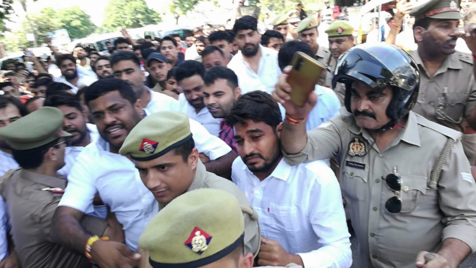 Mihir Bhoj controversy: 17 leaders including SP MLA Atul detained, supporters broke glass of police buses