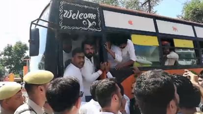 मेरठ: मिहिर भोज जयंती पर निकाली यात्रा, विधायक अतुल प्रधान की पुलिस से नोकझोंक, समर्थकों ने बस के शीशे तोड़े Mihir bhoj controversy: SP leader MLA Atul Pradhan clashed with the police in Meerut