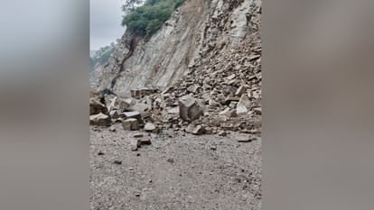Sirmour News: Landslide on paonta shillai National Highway  passengers stuck