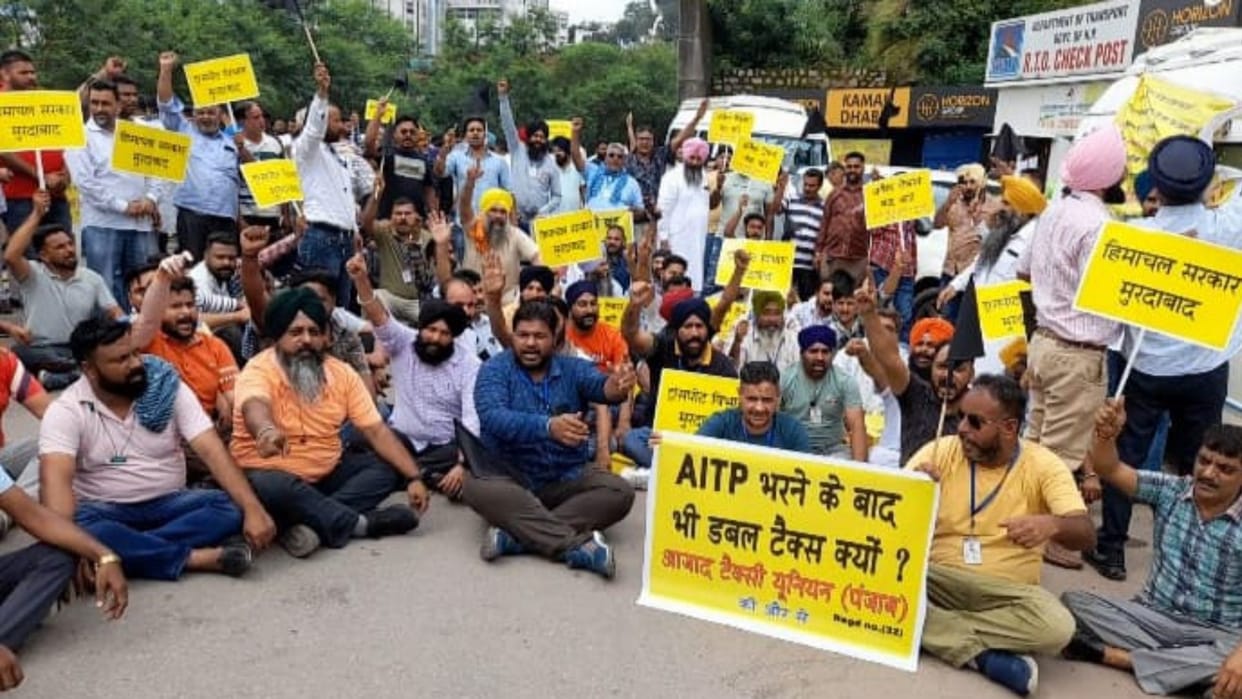 Solan News: Punjab Taxi operators protest at Parwanoo Barrier