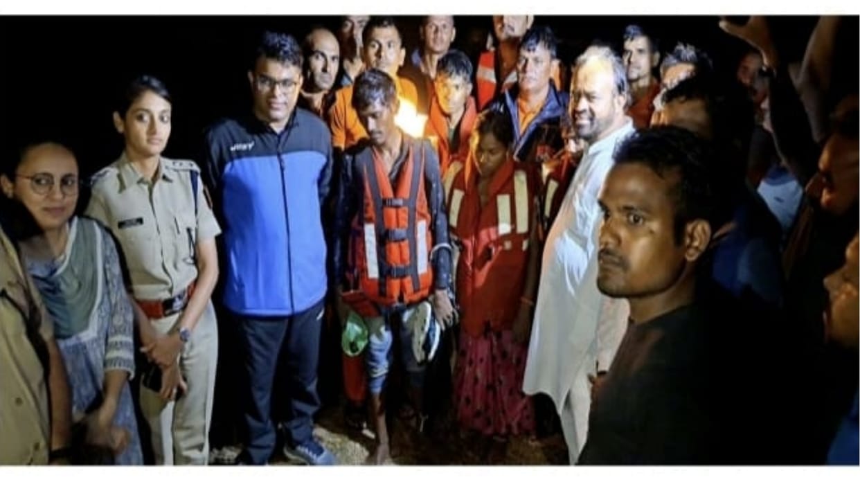 Sirohi SDRF safely rescued four people trapped in Jawai river rescue operation continued till 10.30 pm