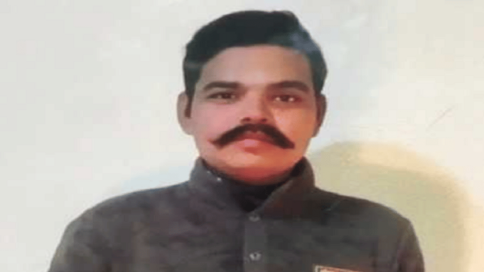 student committed suicide by jumping in front of the train in Pilibhit